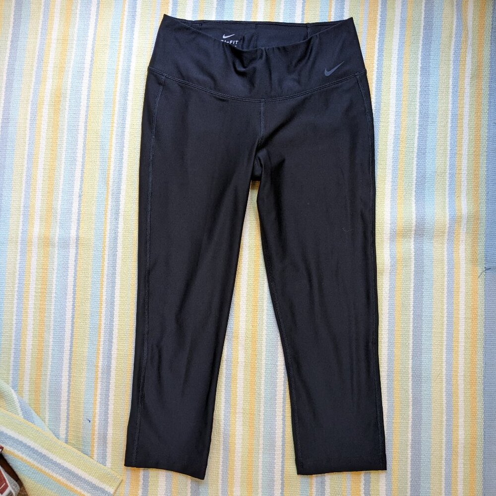 ⭐ Nike Dri-Fit Black Cropped Leggings size Small